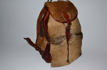 Load image into Gallery viewer, sac du cuir poilu en main